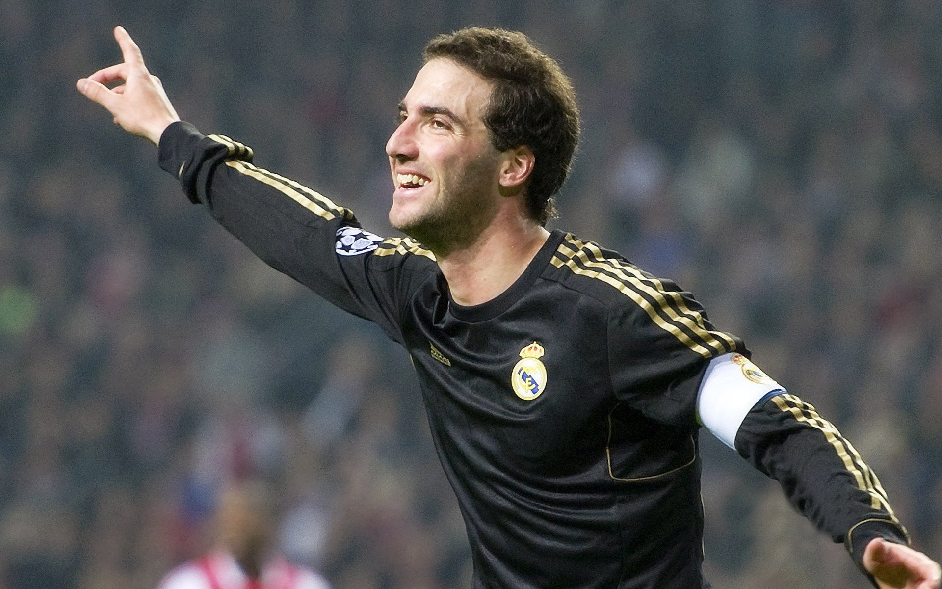 爱游戏娱乐平台-激烈对抗！球员们将为胜利全力以赴，这场球赛的胜败关键是队员们的齐心协力